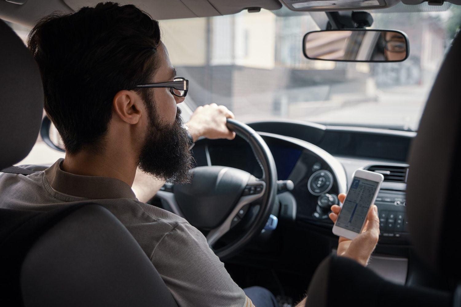 Vale a pena rodar de Uber com carro alugado? Descubra a verdade