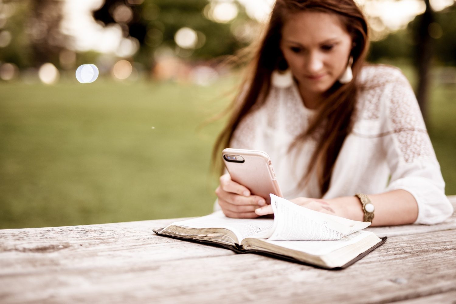 Diferença entre devocional e estudo bíblico: preciso dos dois?