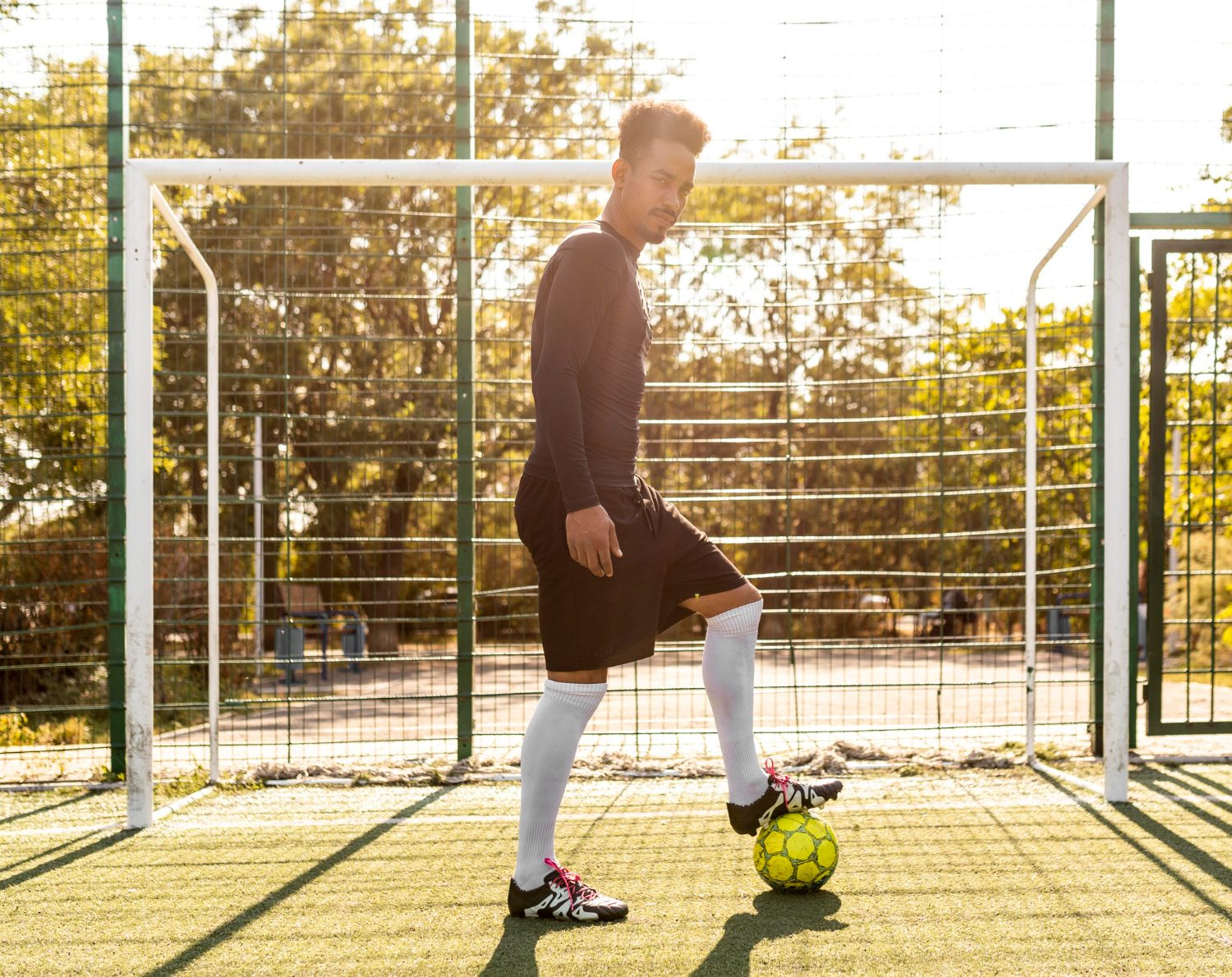 Escanteio ou tiro de meta? Como a arbitragem decide em lances no ‘limite’