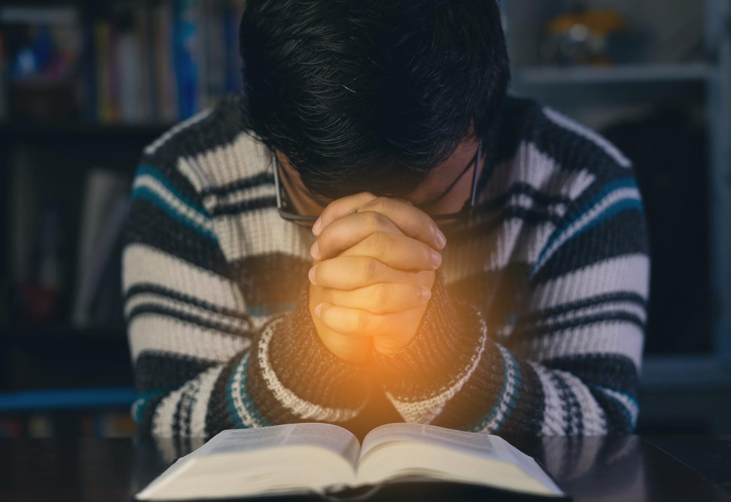 “Apenas orar” é suficiente? Vamos falar sério sobre fé e ação
