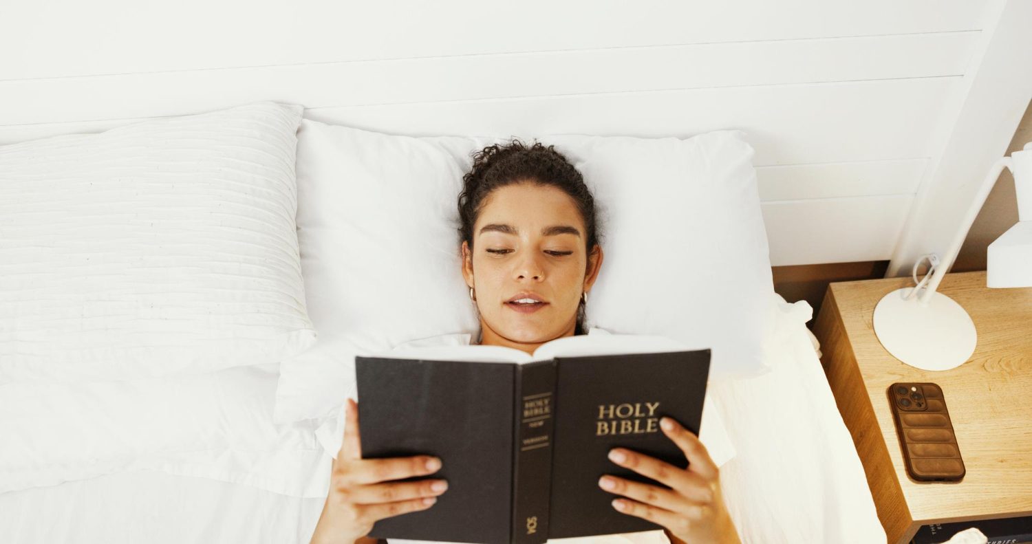Versículos para dormir em paz: 12 textos bíblicos com reflexão curta